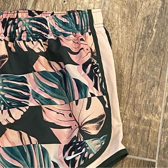 Nike Women’s Tempo Dry Fit 3” Printed Running Shorts - Picture 4 of 8